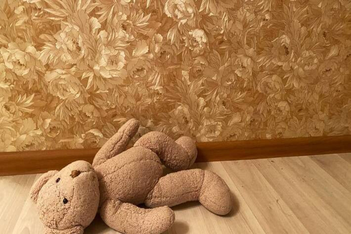 В России женщина оставила мертвую дочь в квартире, написала записку и исчезла