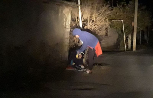 В Азербайджане мать заставляет ребенка жить на улице – ЖЕСТОКАЯ ЖИЗНЬ  