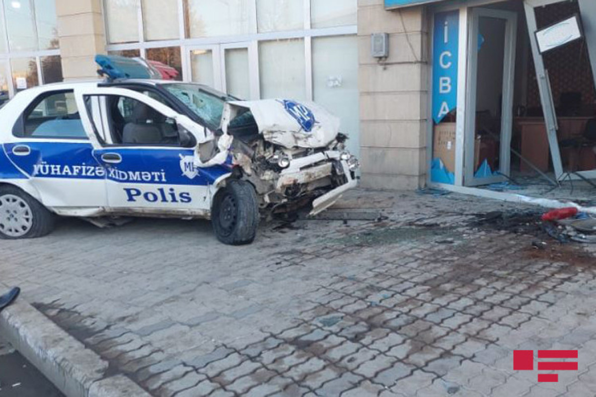 В Гяндже полицейская машина попала в ДТП: погиб один человек, еще один госпитализирован-ФОТО 