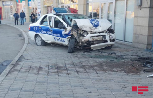 В Гяндже полицейская машина попала в ДТП: погиб один человек, еще один госпитализирован-ФОТО 