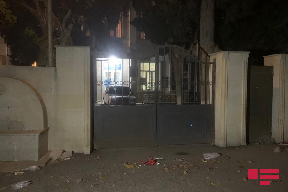 В Баку школьница сбежала от похитителя с ножом, на ходу выпрыгнув из машины  -ФОТО 