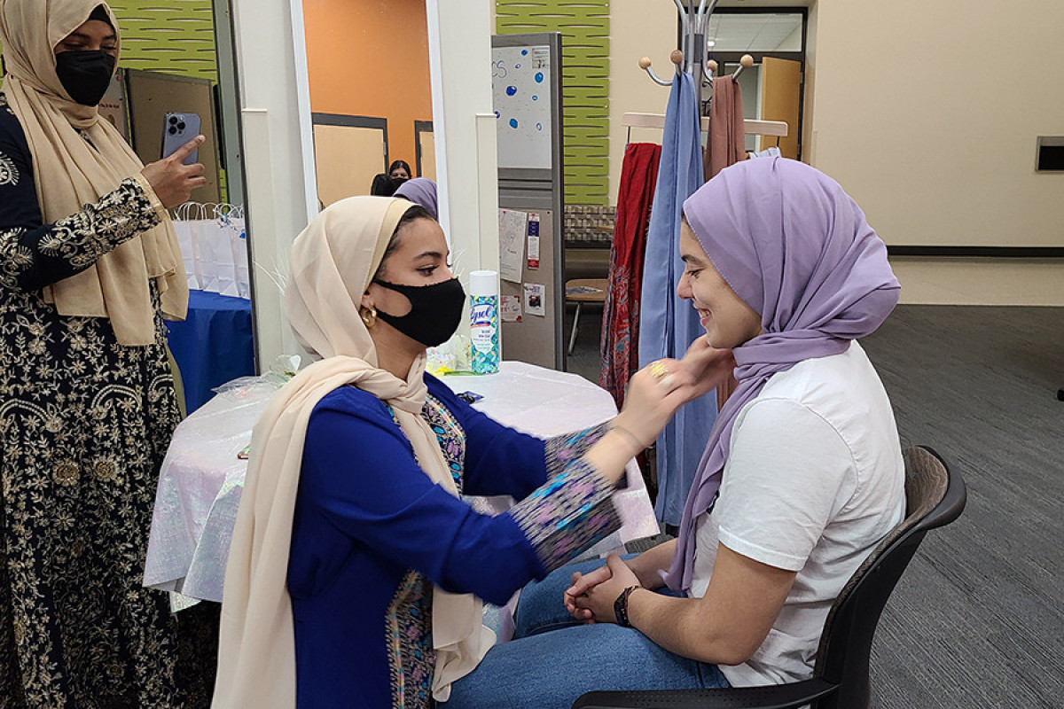 В США студенты приняли участие в акции «День в ее хиджабе»