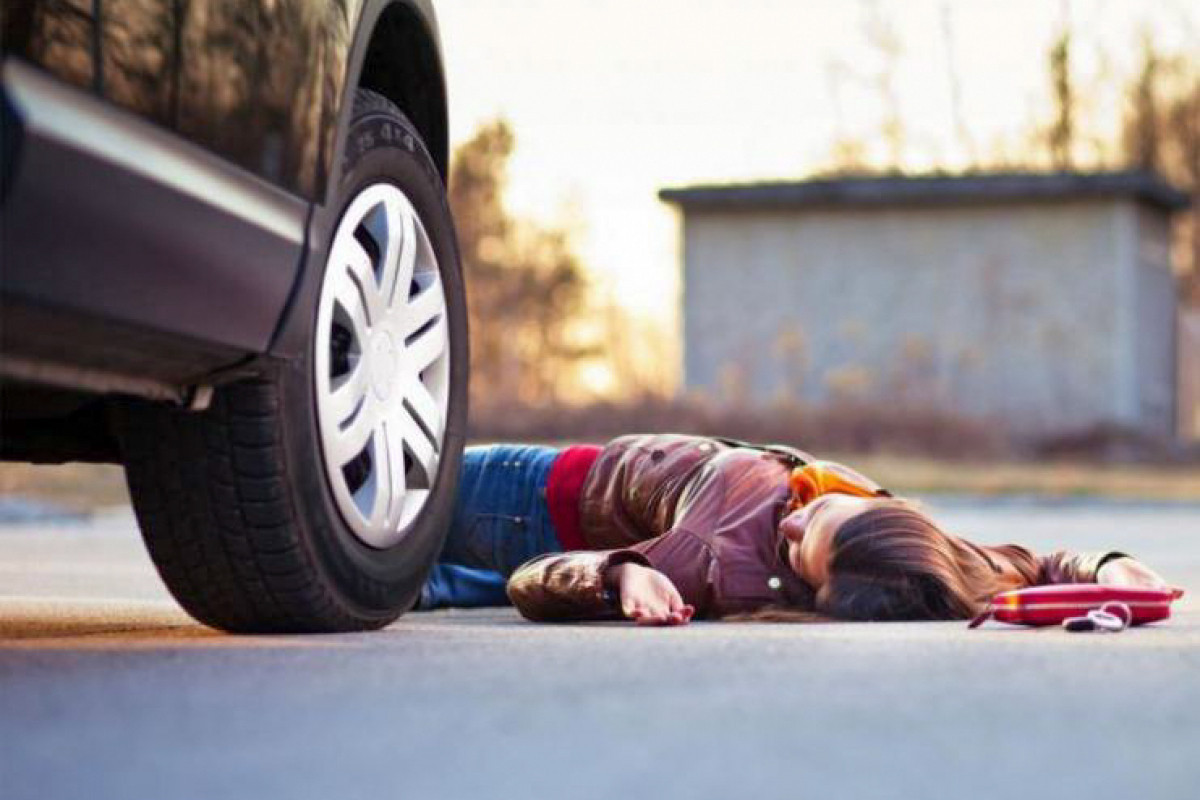 В Баку автомобиль насмерть сбил женщину-ФОТО 