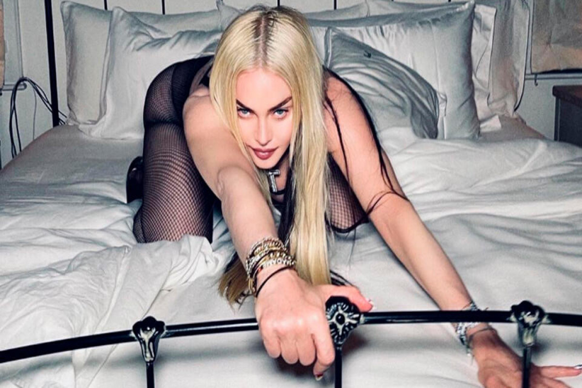 Фанаты сравнили обнаженную на фото в кровати Мадонну с "живым Кеном"-ФОТО 
