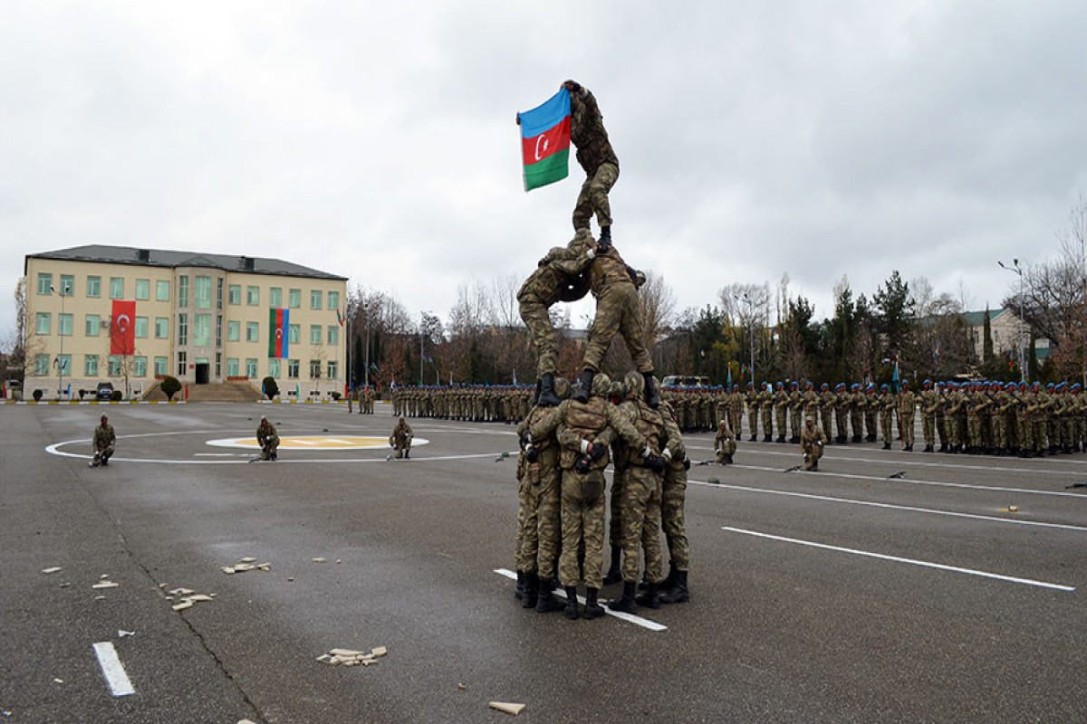 Министр обороны Азербайджана посетил новую воинскую часть коммандос-ВИДЕО 