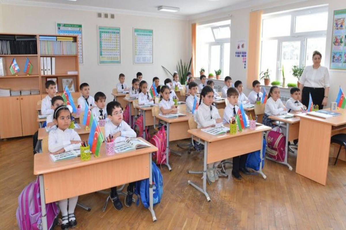 Еще в одной бакинской школе возобновились очные занятия