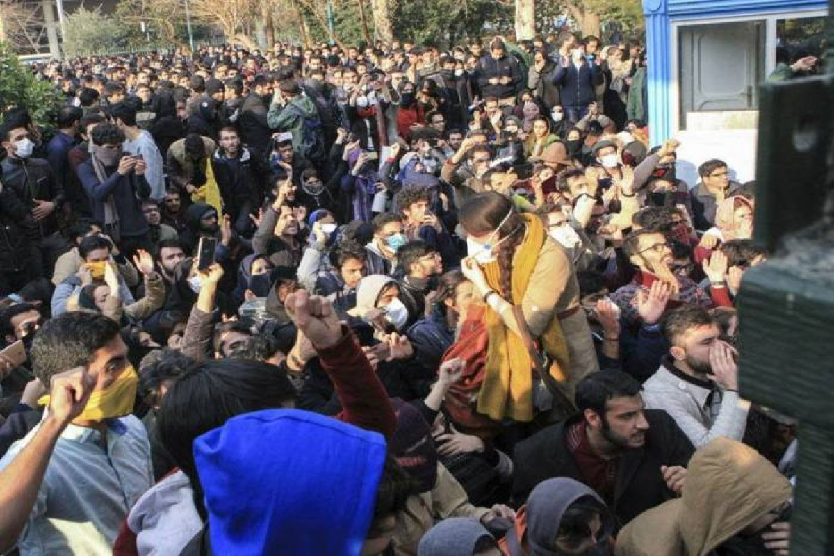 Несколько полицейских пострадали в ходе протестов в Иране