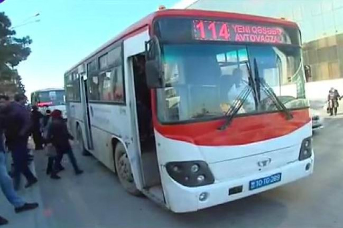 В Баку избили водителя пассажирского автобуса - ВИДЕО 