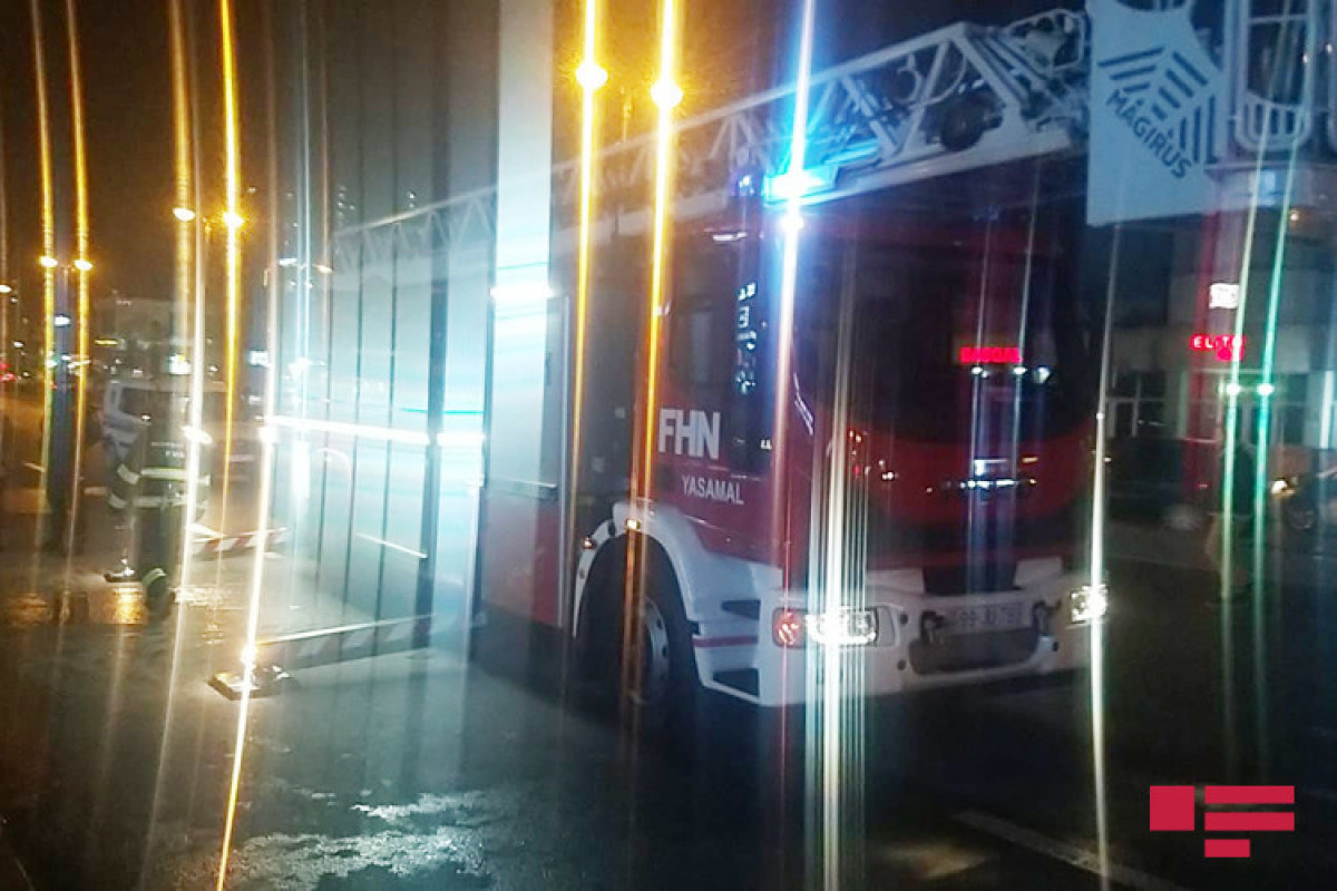 В Баку сгорела кровля известного магазина-ФОТО 
