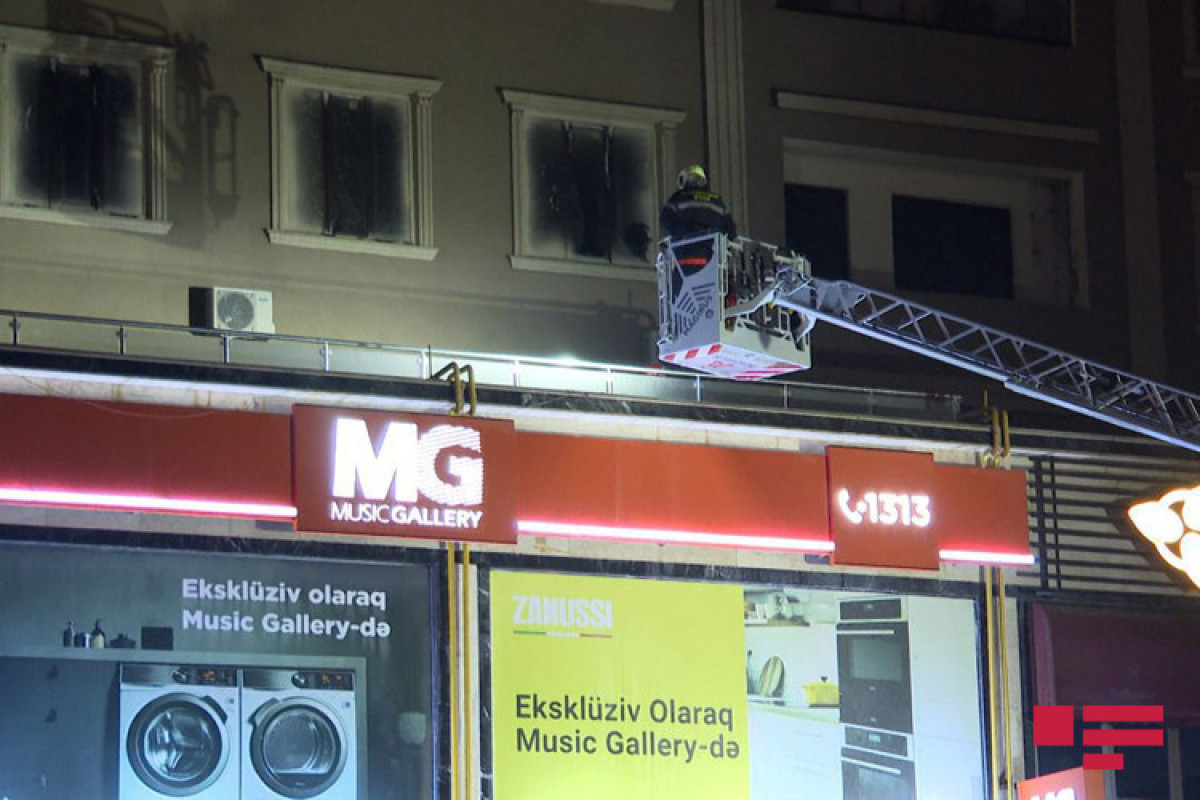 В Баку сгорела кровля известного магазина-ФОТО 