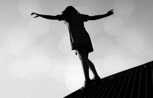 По факту самоубийства в Баку 18-летней девушки возбуждено уголовное дело