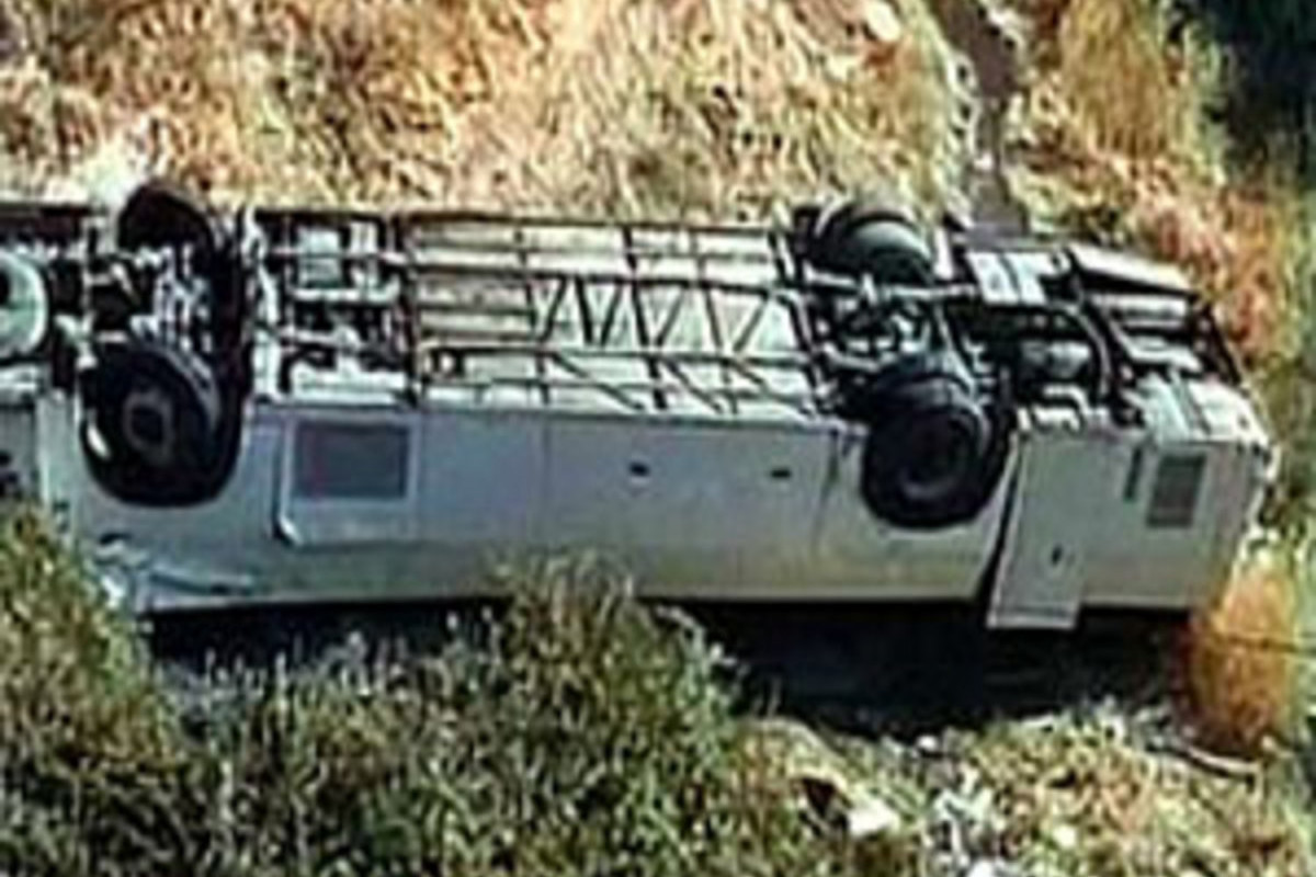 В Перу микроавтобус упал в пропасть, погибли десять человек