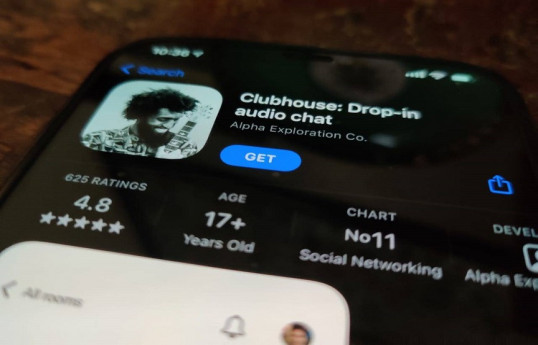 Clubhouse добавит возможность записывать беседы и делиться видеоклипами