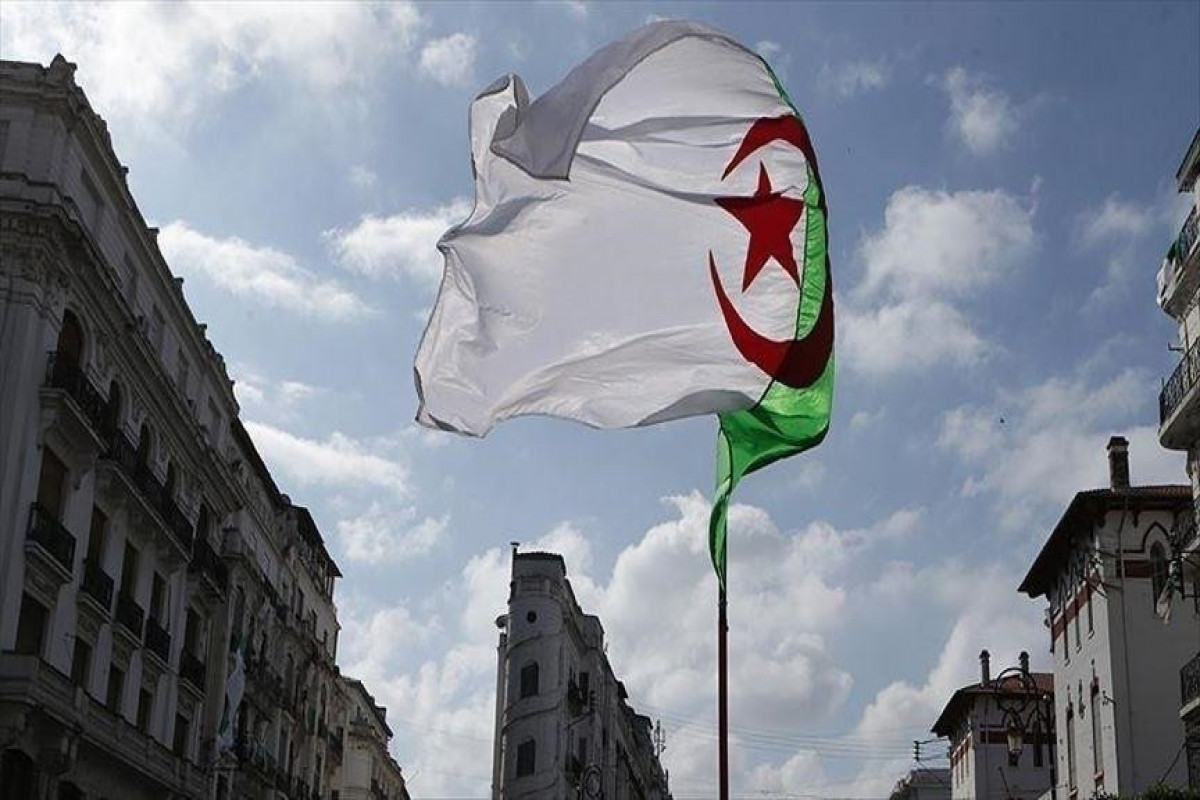 Алжир отозвал посла из Франции из-за "безответственных" слов Макрона