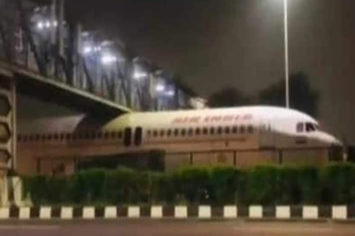 В Индии самолет застрял в неожиданном месте-ВИДЕО 