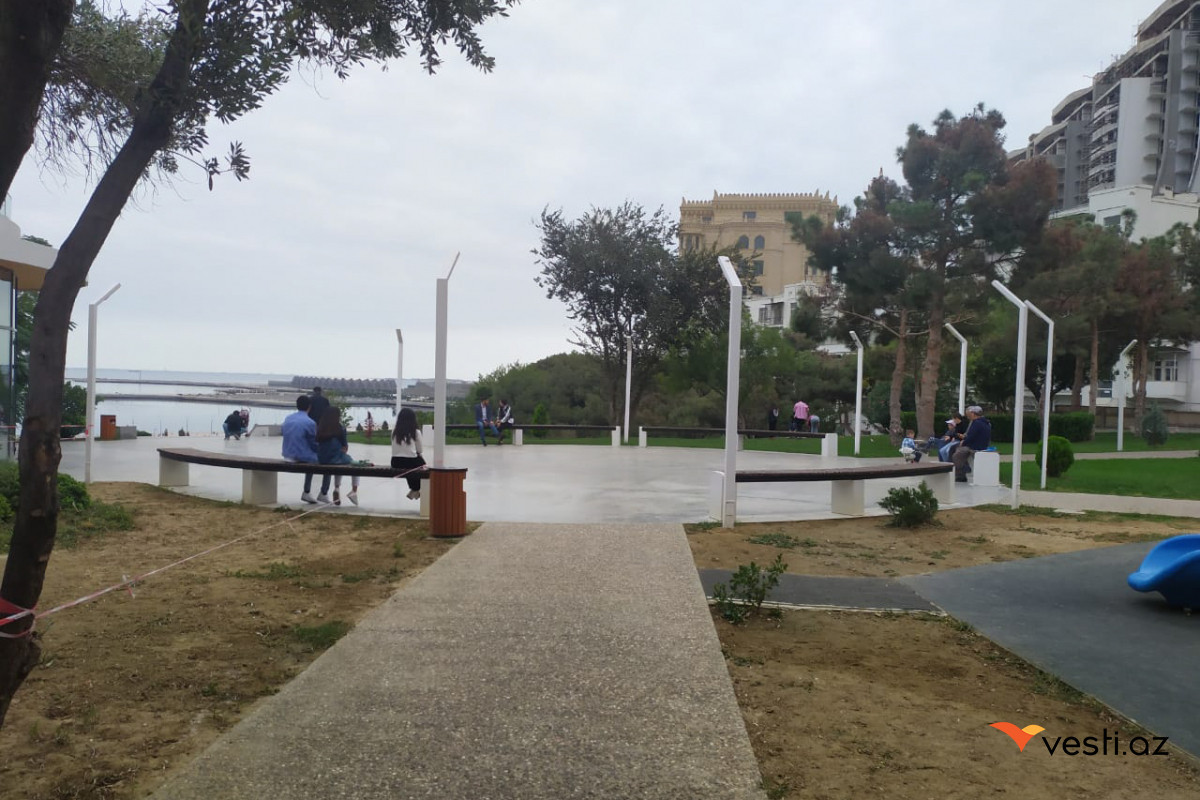 Жители берут с собой фонарь, чтобы прогуляться в этом парке в центре Баку – НЕУГОМОННЫЙ ТАМЕРЛАН – ФОТО 