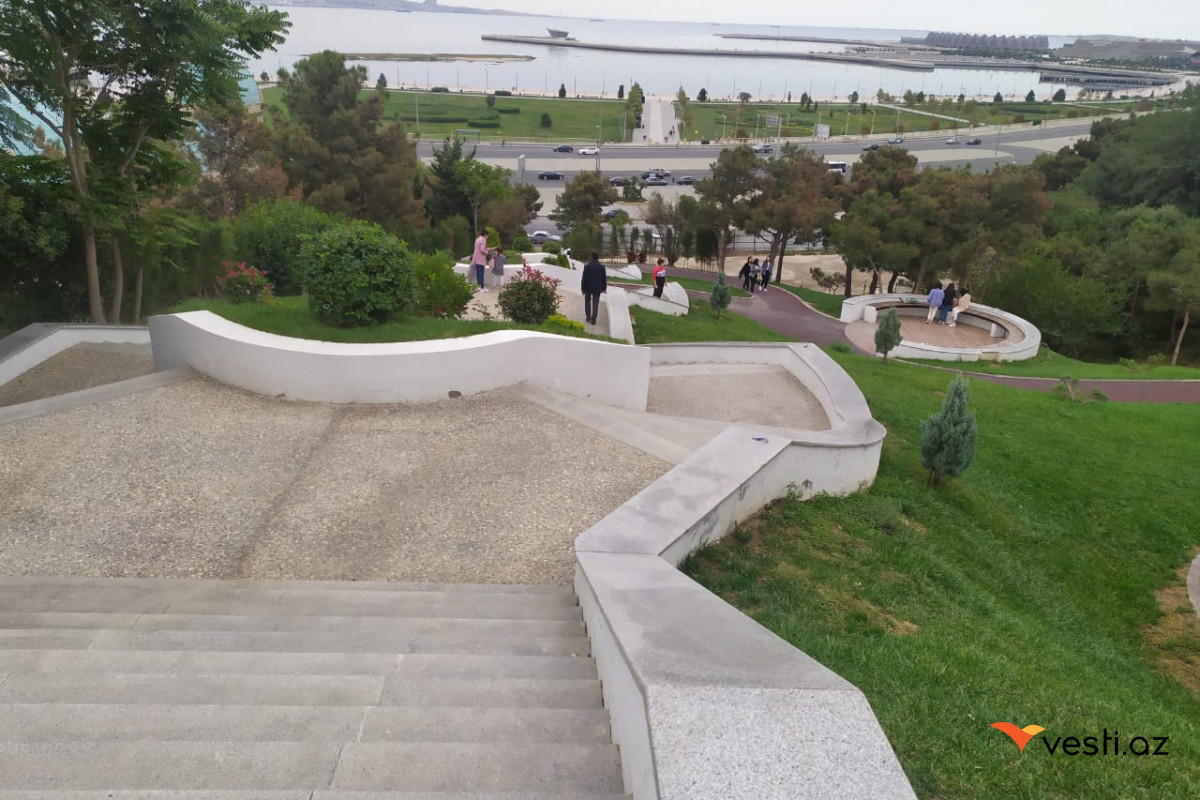 Жители берут с собой фонарь, чтобы прогуляться в этом парке в центре Баку – НЕУГОМОННЫЙ ТАМЕРЛАН – ФОТО 
