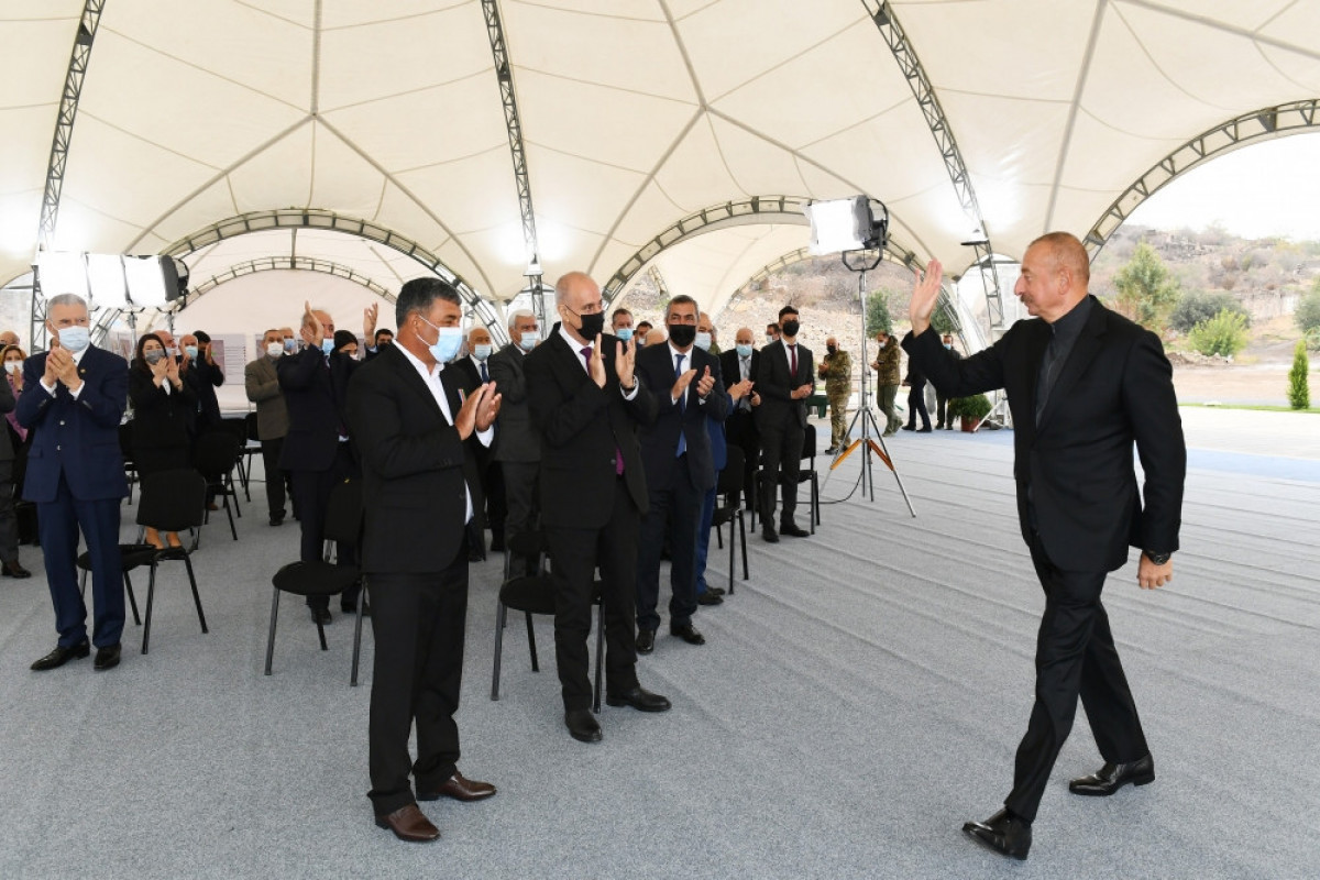 Ильхам Алиев встретился с представителями общественности и заложил фундамент восстановления мемориального комплекса и города Джабраил