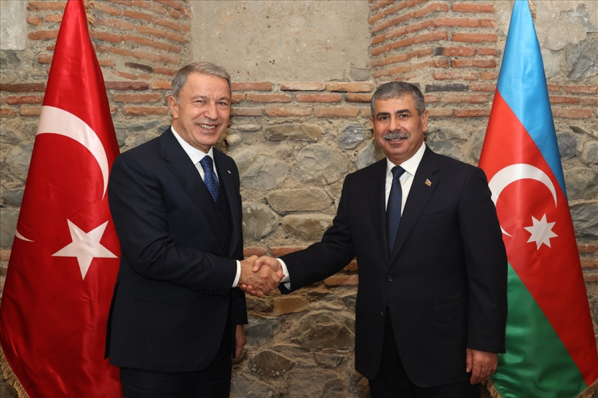 Министры обороны Турции и АзербайджанаХулуси Акар и Закир Гасанов