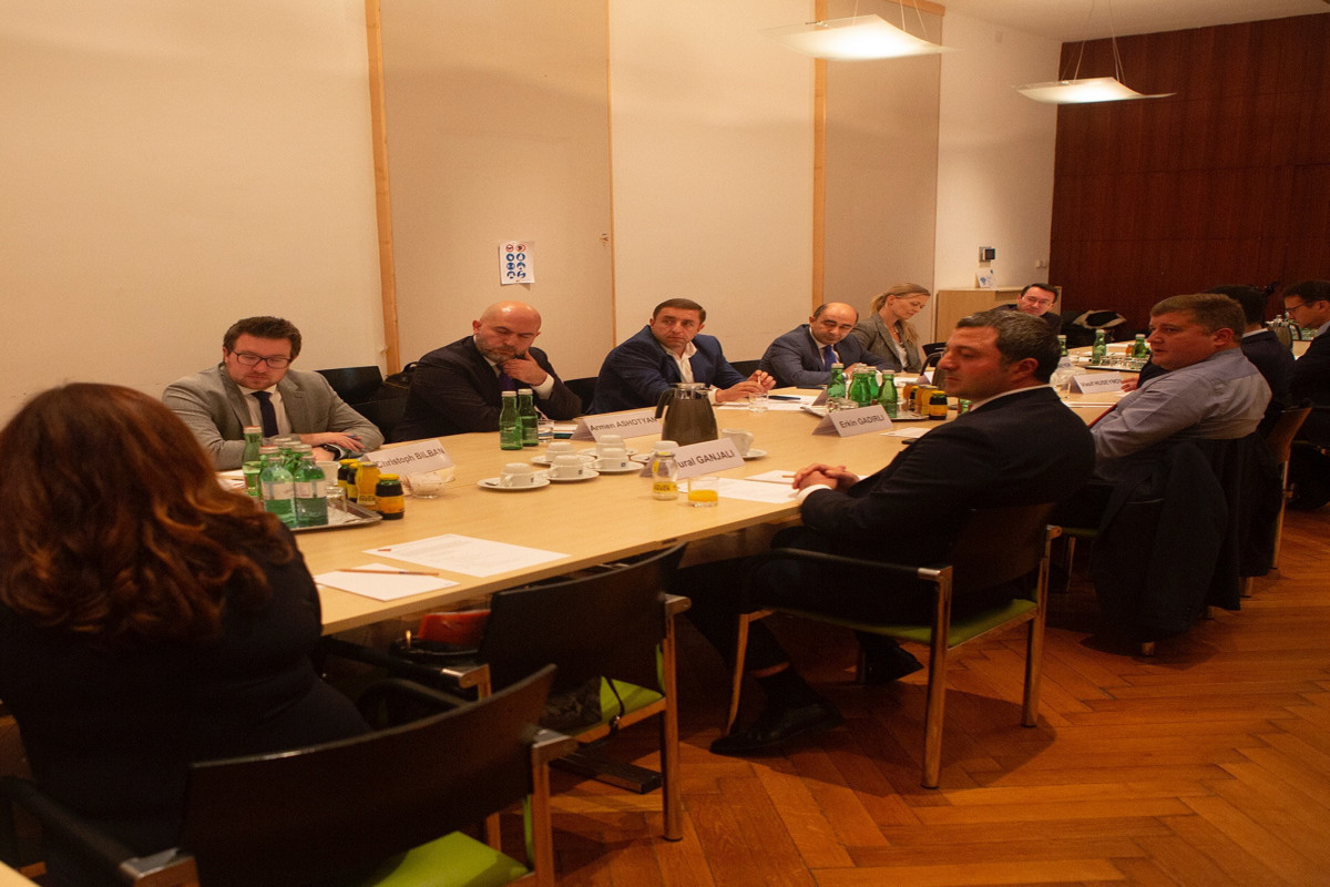 Азербайджанские депутаты встретились с представителями политических партий Армении