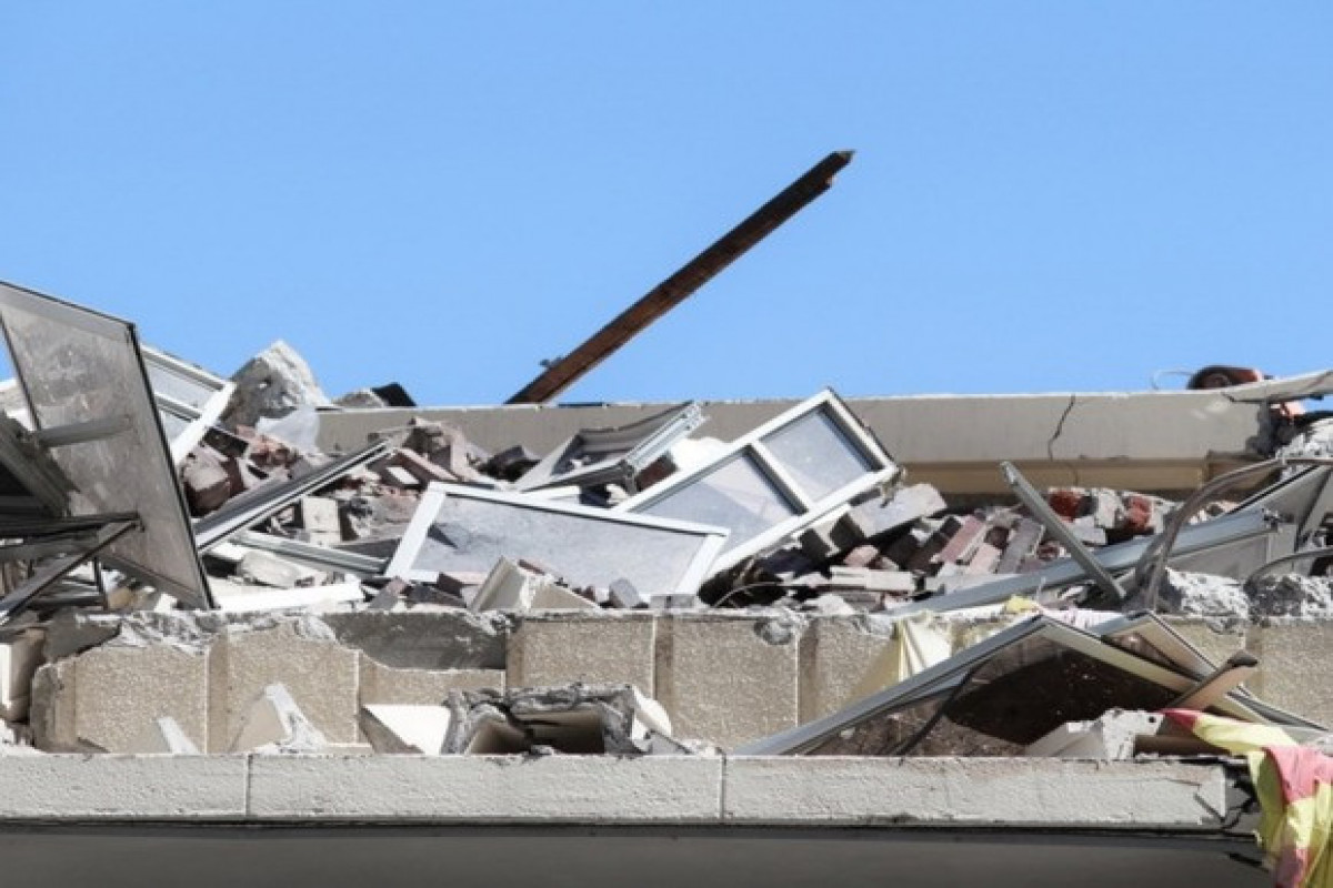 В Батуми рухнула часть жилого дома: под завалами остаются люди-ВИДЕО 