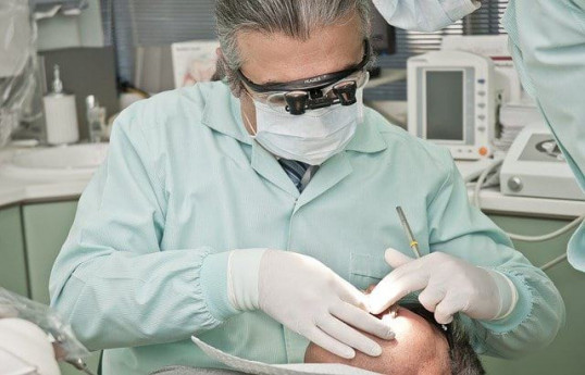 Жительница Великобритании самостоятельно удалила себе 11 зубов