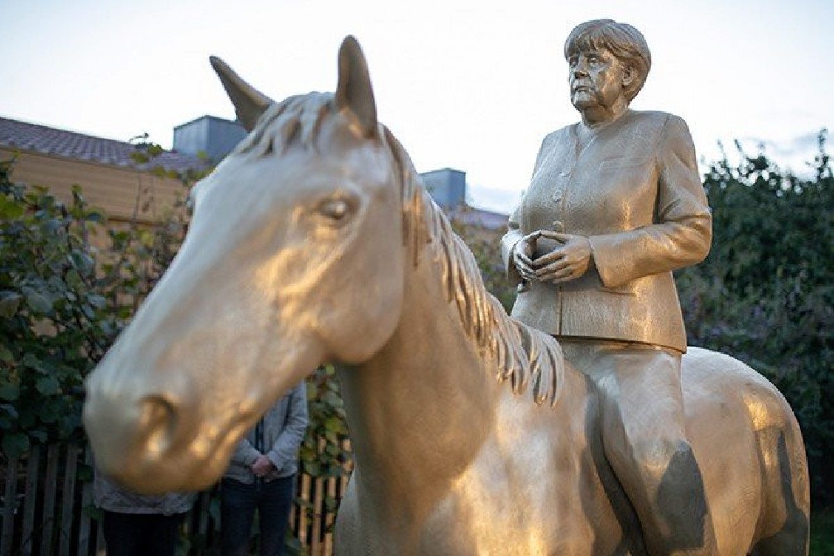 В Баварии установили конную статую Ангелы Меркель-ФОТО 