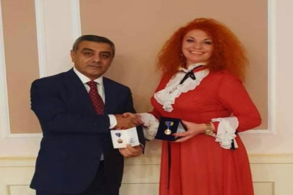 Международный альянс «Азербайджан-Украина» наградил известную художницу