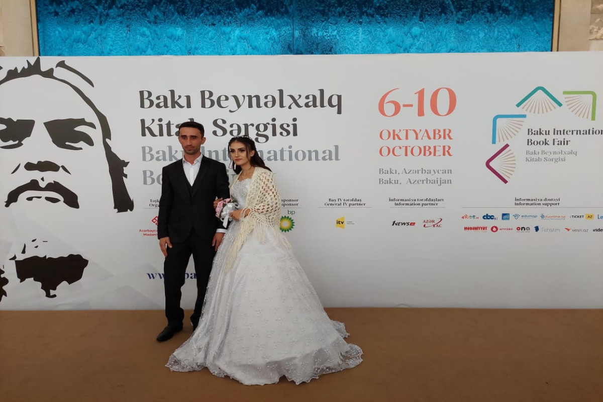 Молодая пара провела свадебную фотосессию на 7-ой Бакинской Международной Книжной выставке!-ФОТО 