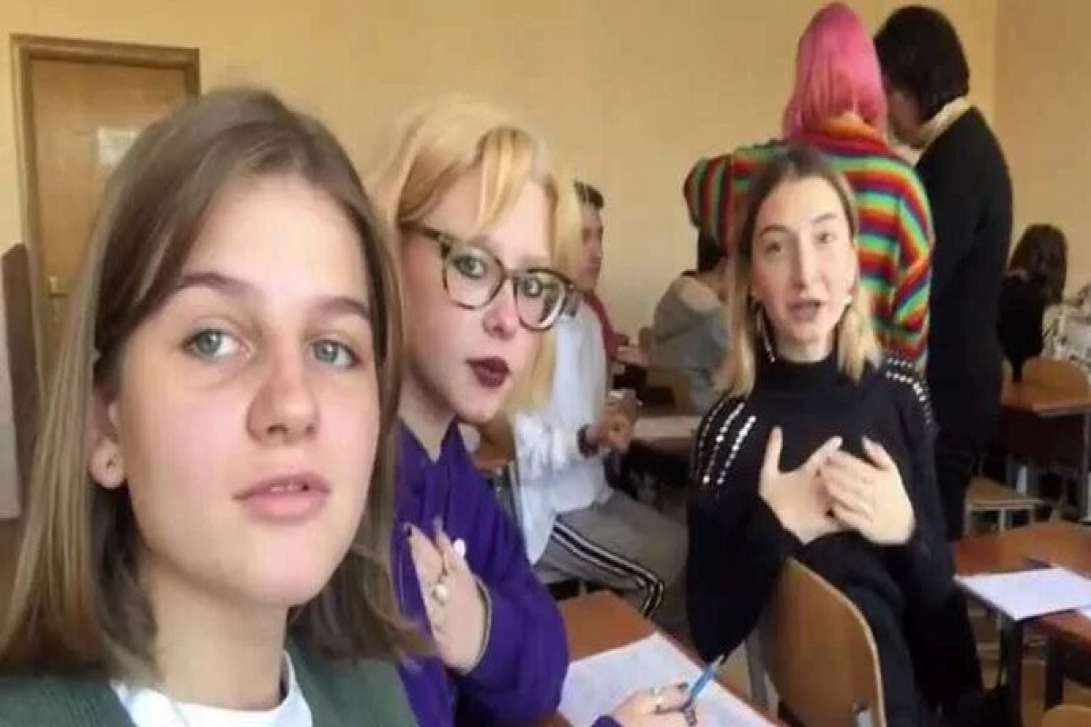Украинских школьников заставили извиняться за гимн России-ВИДЕО 