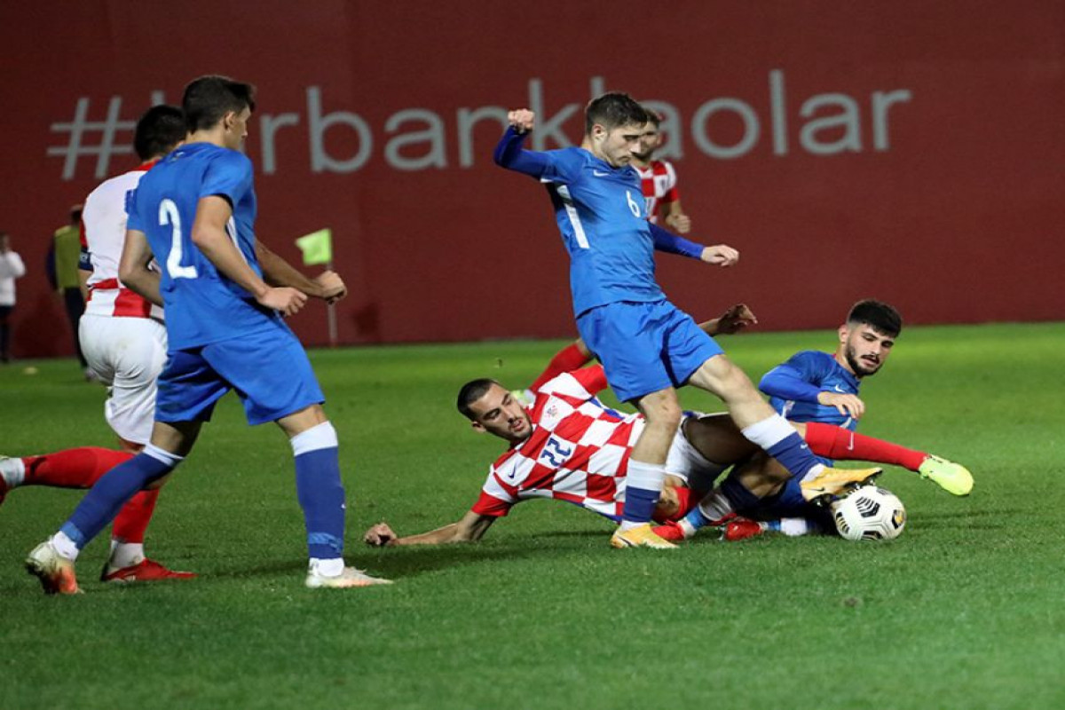 Форвард сборной Азербайджана извинился перед болельщиками