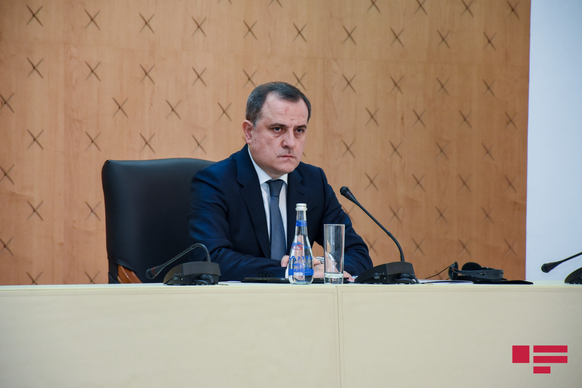 Джейхун Байрамов на встрече с главами МИД РФ и Армении отметил важность начала переговоров по делимитации границ