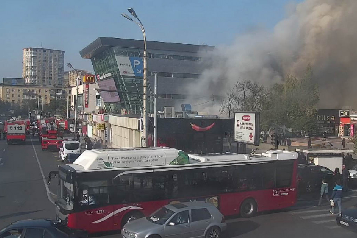 Пожар в торговом центре в Баку