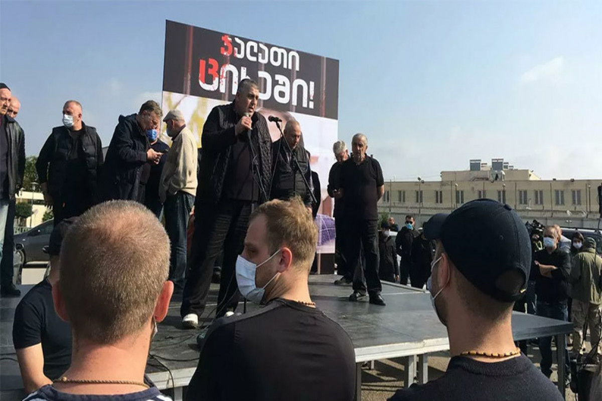 Сотни противников Саакашвили провели акцию у тюрьмы в Рустави