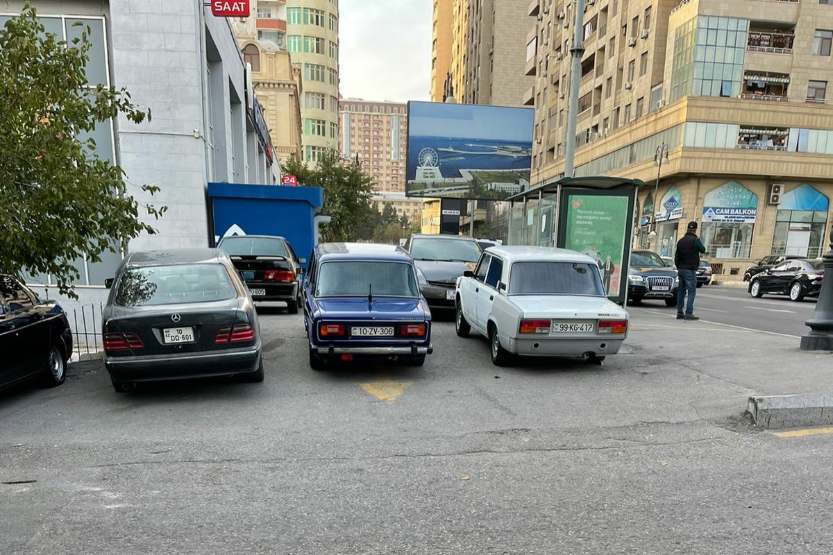«И пусть весь мир обойдет»:  Автохамы Баку бессовестно оккупируют тротуары-ФОТО 