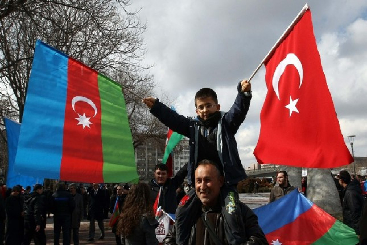 флаги Азербайджана и Турции