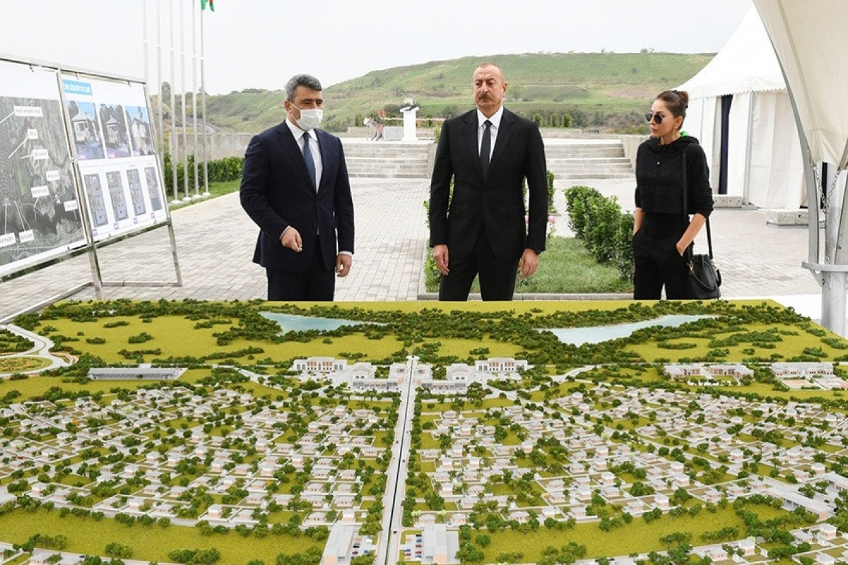 Президент и Первая леди Азербайджана знакомятся с проектом создания "умного села" в ходе визита в Физулинский район