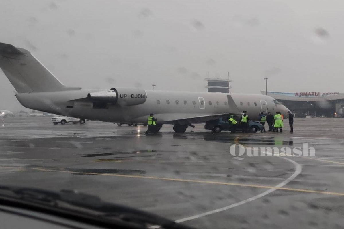 В международном аэропорту Алматы в Казахстане самолет столкнулся с легковушкой