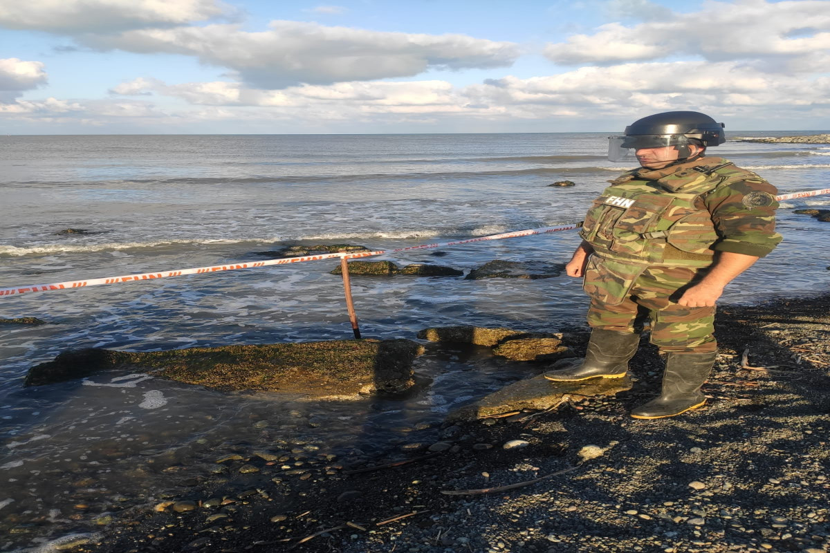 В Азербайджане на берегу Каспийского моря обнаружена противотанковая мина-ФОТО 