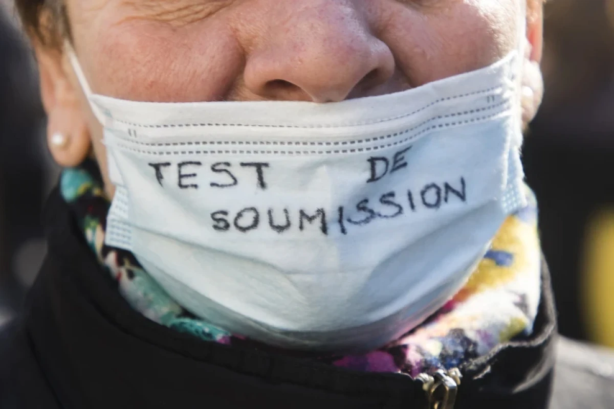 40 тысяч французов вышли на протесты против ограничений из-за коронавируса