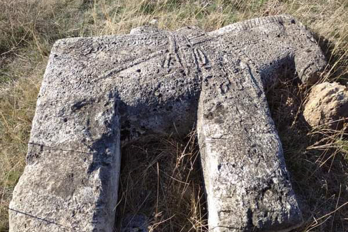 В Лачине обнаружены надгробные фигуры в виде лошадей-ФОТО 