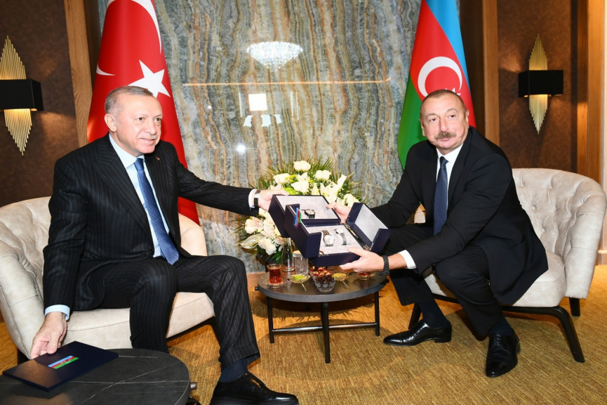 Эрдоган подарил Президенту Ильхаму Алиеву часы с изображением цветка «Харыбюльбюль»-ФОТО 
