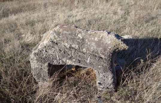 В Лачине обнаружены надгробные фигуры в виде лошадей-ФОТО 