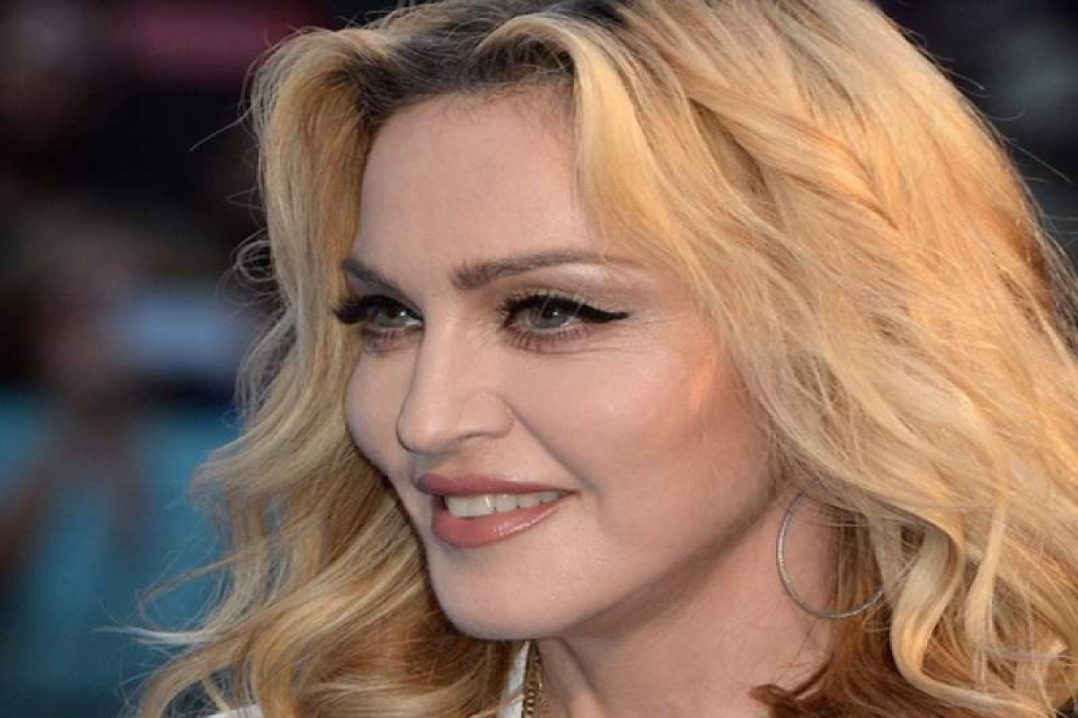 Неприличные позы Мадонны в мини-юбке разочаровали ее фанатов-ФОТО 