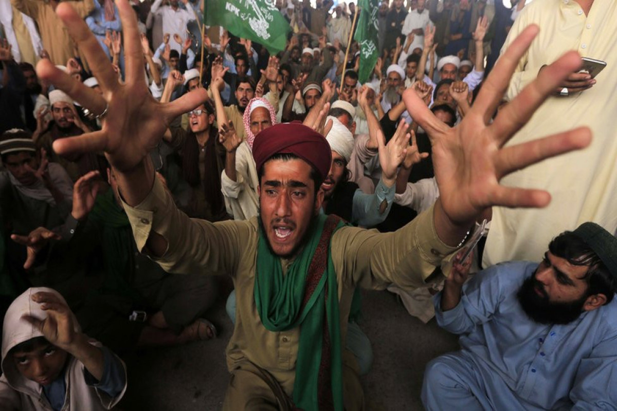 Трех полицейских застрелили на митинге исламистов в Пакистане