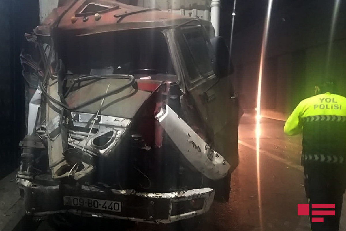 В Баку грузовик столкнулся в тоннеле с 5 автомобилями и автобусом -ОБНОВЛЕНО-2 
