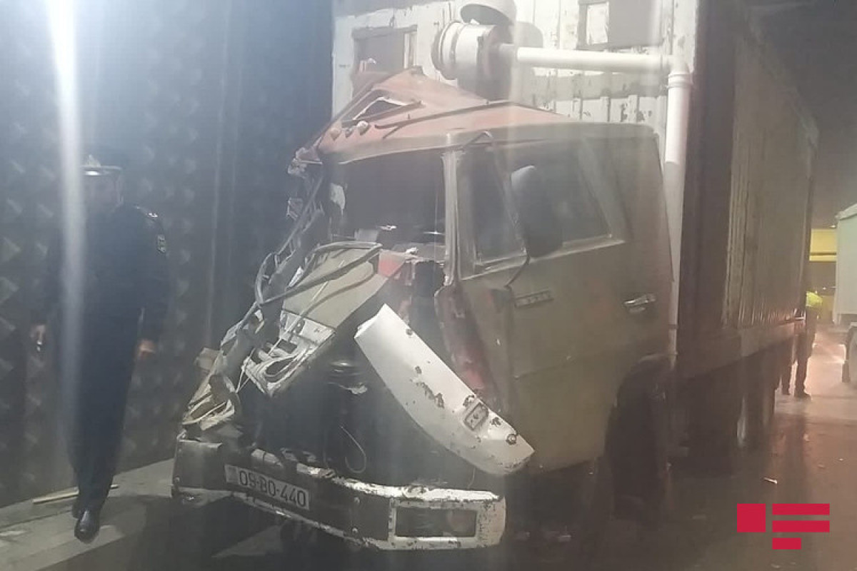 В Баку грузовик столкнулся в тоннеле с 5 автомобилями и автобусом -ОБНОВЛЕНО-2 