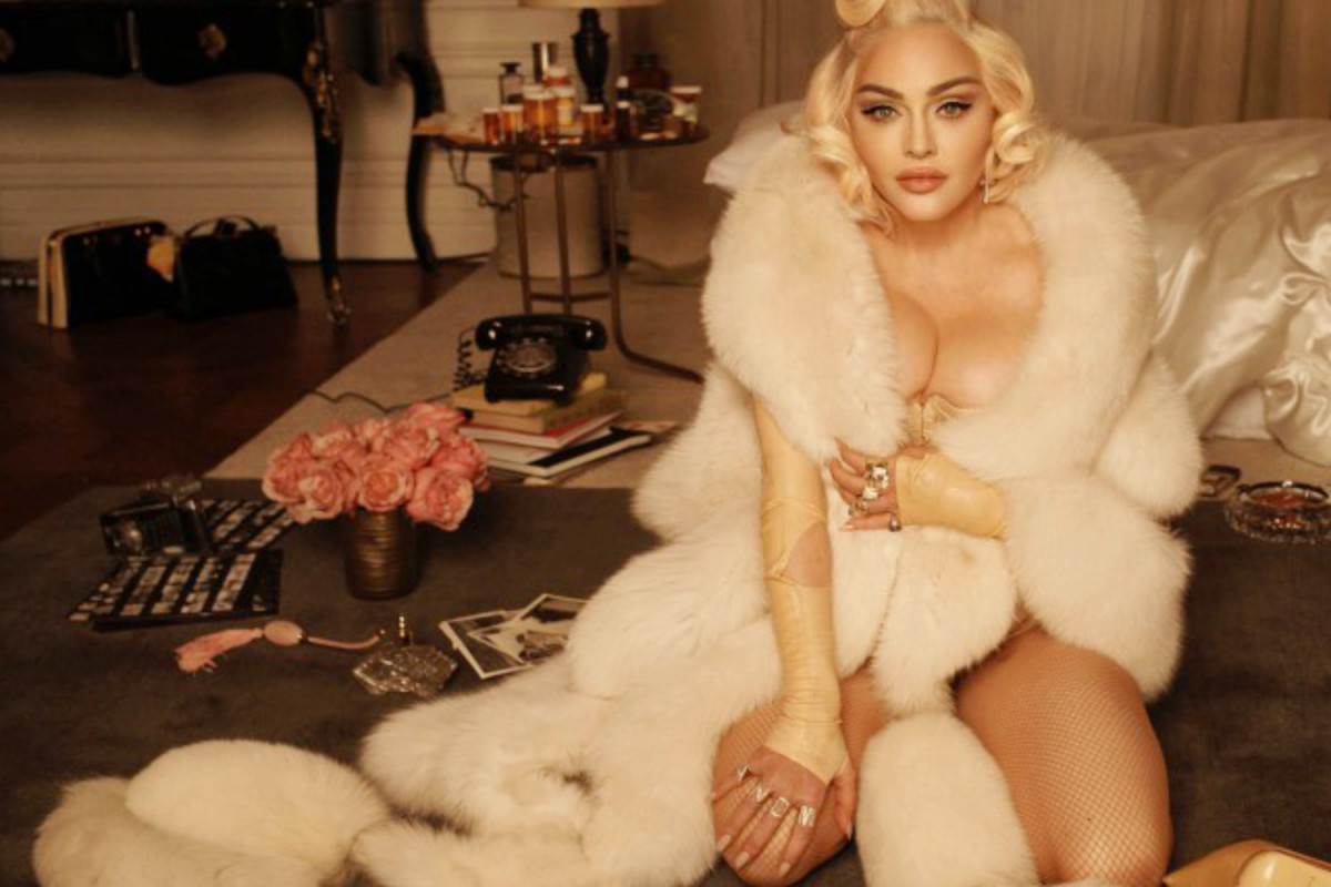 Мадонна воссоздала сцену самоубийства Мэрилин Монро в новой фотосессии
