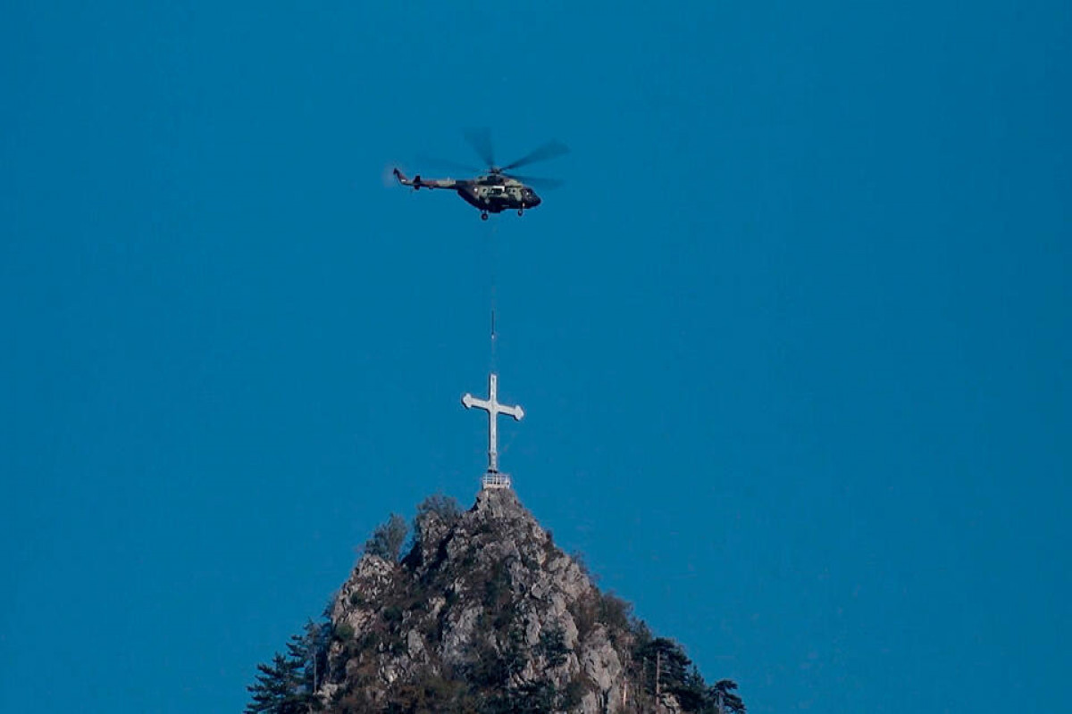 Вертолет в Сербии установил 11-метровый крест на монастыре XIII века-ФОТО 