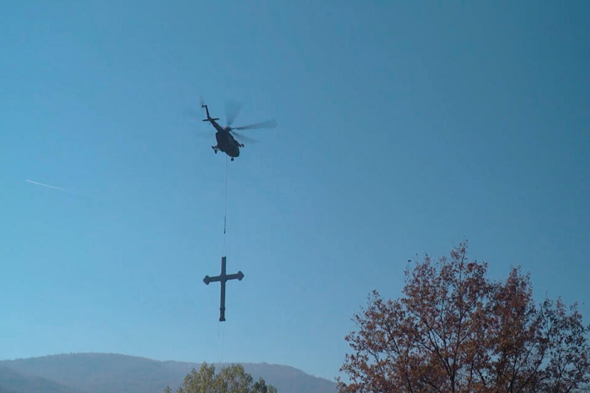Вертолет в Сербии установил 11-метровый крест на монастыре XIII века-ФОТО 
